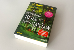 Buch Die Unerhörte Reise der Familie Lawson liegt auf heller Tischplatte, schräge Draufsicht